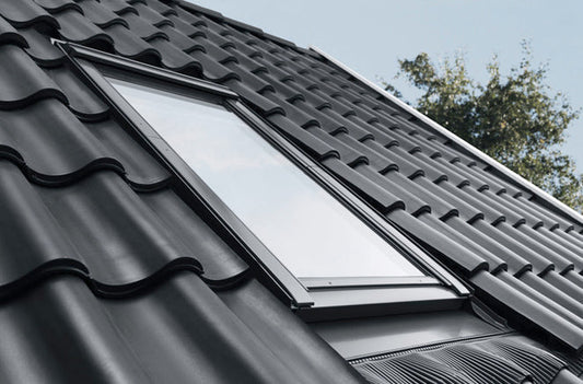 Comment poser un Velux sur une toiture en panneaux sandwich